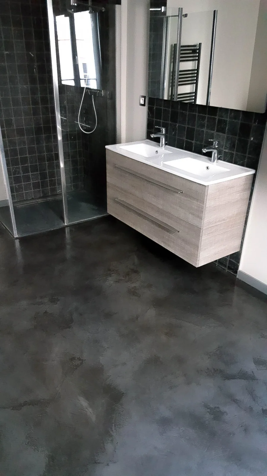 beton-cire-sol-salle-de-bains-raguin